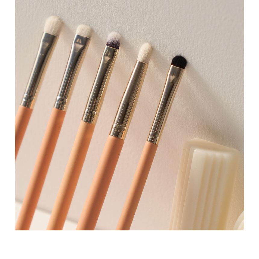 THE TOOL LAB 203 Point Eyeshadow Brush | OLIVE YOUNG Global